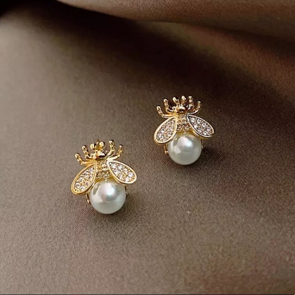 “Queen Bee” Royal Pearl Gold Insect Stud Earrings - Picture 7 of 7